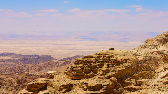 Road Trip Jordan with Ford - Lawrence of Arabia, Wadi Rum, Petra & Robbing a Train